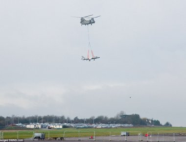 Πώς ένα ελικόπτερο Chinook μεταφέρει μαχητικό Sea Harrier (φωτό, βίντεο)